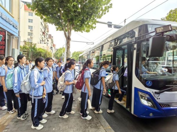 九牛网 学工点到校门,公交无缝对接！青岛公交“六进”服务破解学生出行难题