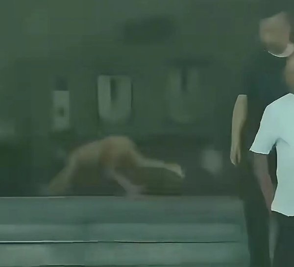 配股宝 “野人小孩”最新进展：家人称将把小孩落户北京，公安机关已对其父母展开调查